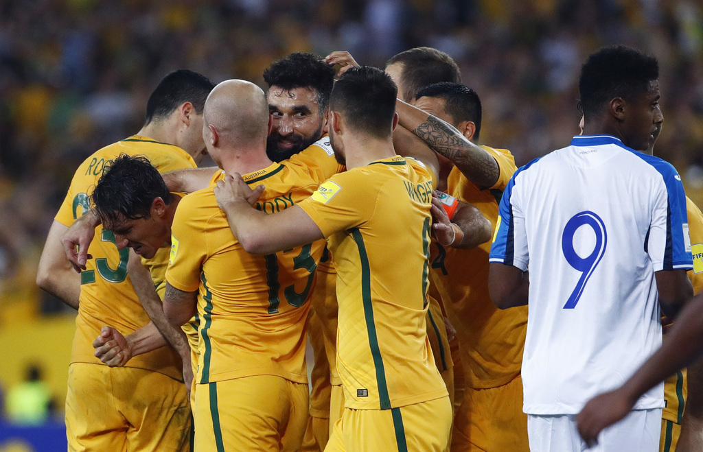 Le capitaine Mile Jedinak (au centre) a offert aux Socceroos leur 4e ticket d'affilée pour la Coupe du monde.