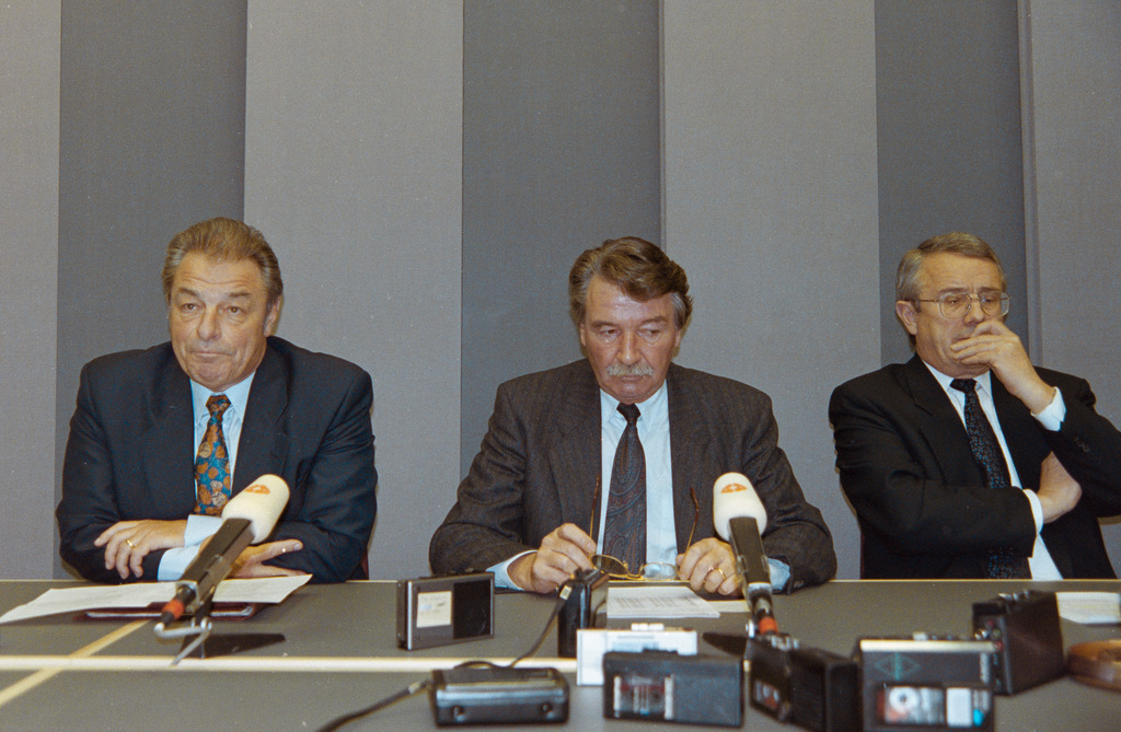 Ce 6 décembre 1992, les conseillers fédéraux Jean-Pascal Delamuraz, René Felber et Arnold Koller sont défaits. Ils annoncent les résultats de la votation qu'ils viennent de perdre.