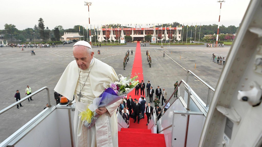 Cette tournée du pape François, à la tête du 1,3 milliard de catholiques dans le monde, s'inscrivait dans sa démarche d'encourager les petites communautés des "périphéries de la planète".