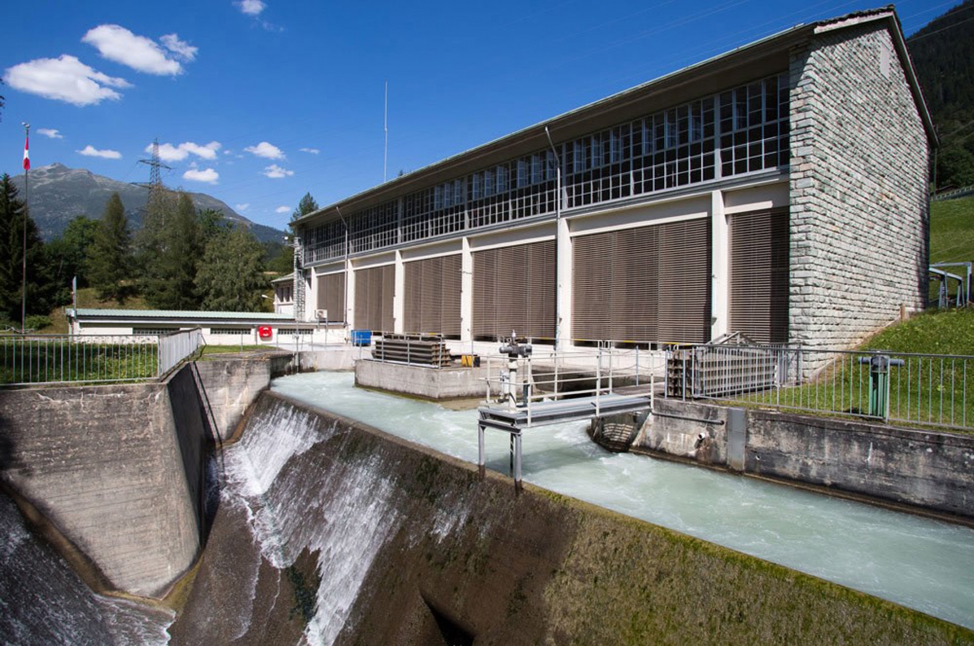 FMV croit en l’avenir de l’hydroélectricité. Hormis ses aménagements existants (photo usine d'Ernen), la société cantonale investit dans plusieurs projets de réhabilitation ou de construction.
