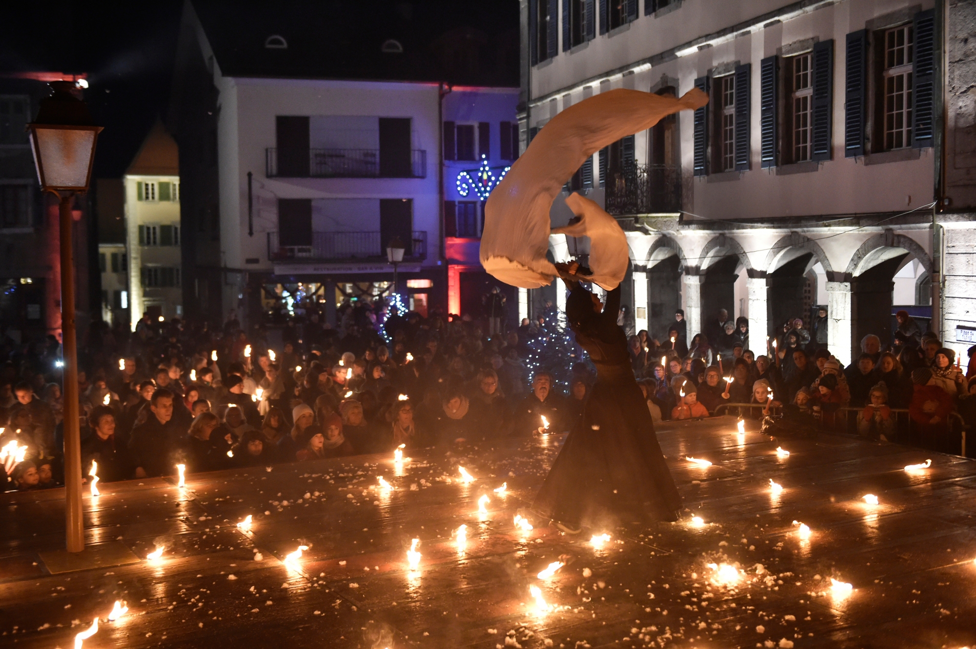 St-Maurice - 8 décembre 2016



Lumina, Saint-Maurice fête la lumière.

Ici, le départ de la marche d'ouverture aux flambeaux dans la Grand-Rue. Déambulation et spectacle "Balade de nuit",



Héloïse Maret/Le Nouvelliste