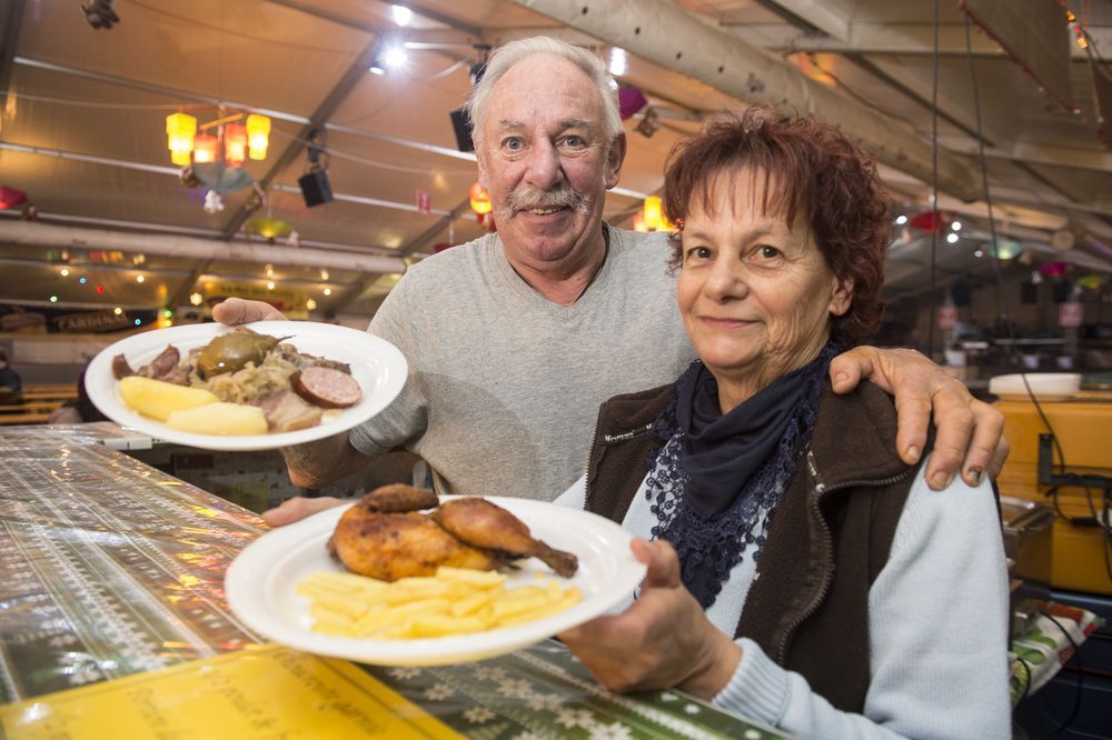 Robert et Gisèle Bond servent pour la dernière année les gastronomes de la Sainte-Catherine, avant une retraite bien méritée.