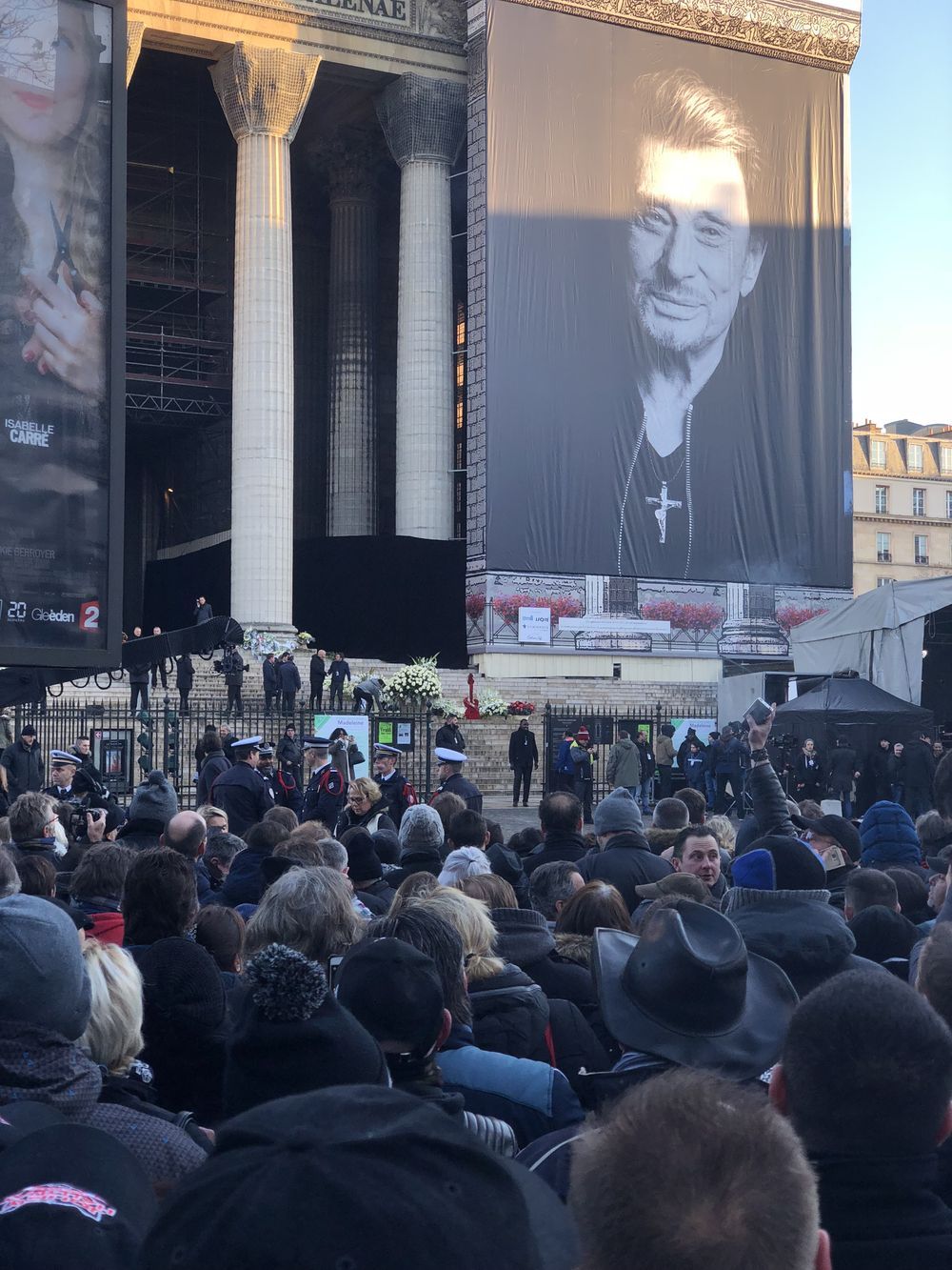 Une cérémonie populaire toute en émotion à la Madeleine à Paris.