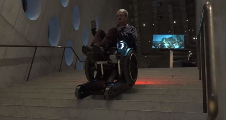 Le fauteuil roulant est guidé au moyen d'un joystick et d'une application portable.