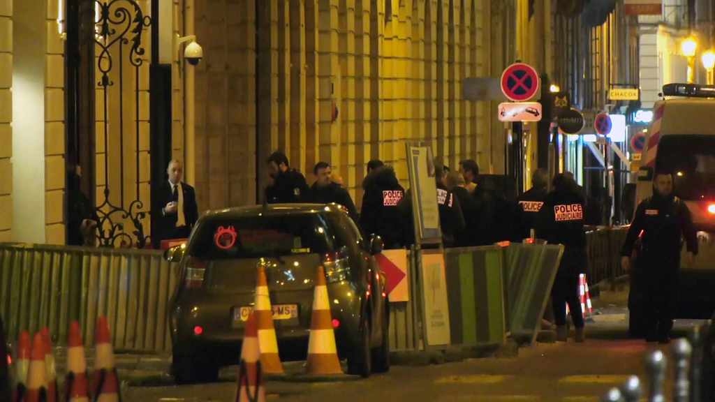 Une patrouille de police qui se trouve place Vendôme a pu rapidement se rendre sur les lieux et arrêter trois des malfaiteurs.