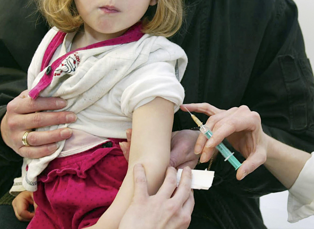 L'élimination de la rougeole passe par la vaccination avec deux doses d'au moins 95% des enfants et des adultes nés après 1963.