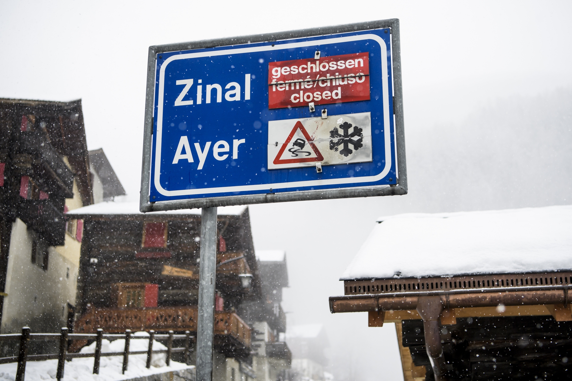 La route entre Ayer et Zinal a été fermée dimanche matin.