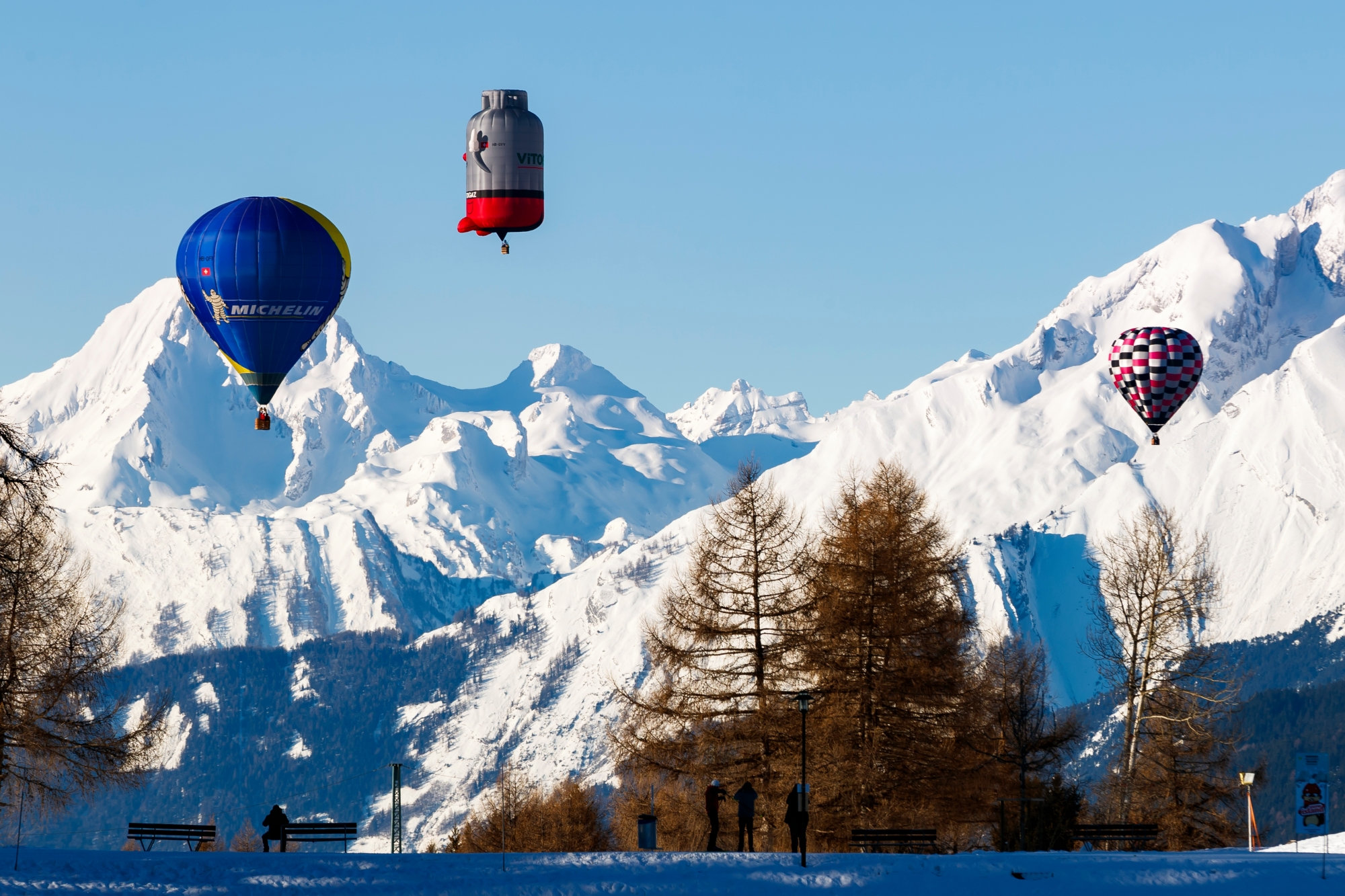 Hot air balloons fly towards a target during the "fox chase" event during the International Hot-Air Balloon Meeting hosted over the weekend in the alpine resort of Crans-Montana, Switzerland, Saturday January 13, 2018. (KEYSTONE/Valentin Flauraud) SWITZERLAND HOT AIR BALLOON MEETING