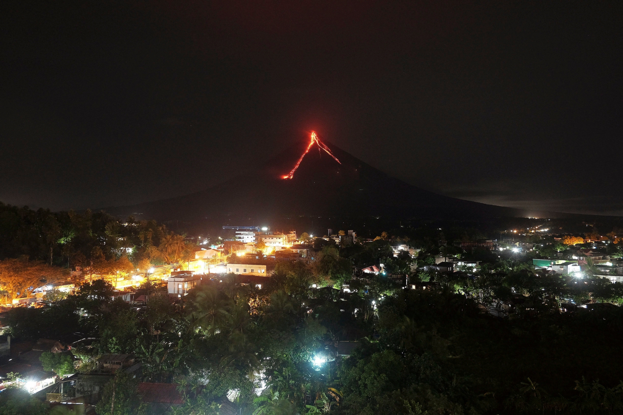 epa06440829 A view of the Mayon Volcano from Daraga town, Albay Province, Philippines, 15 January 2018. The Philippines on 15 January raised the alert level due to the possibility of a hazardous eruption of the Mayon volcano, in the east of the country, after it spewed clouds of ashes over the weekend.  EPA/ZALRIAN SAYAT PHILIPPINES MAYON VOLCANO