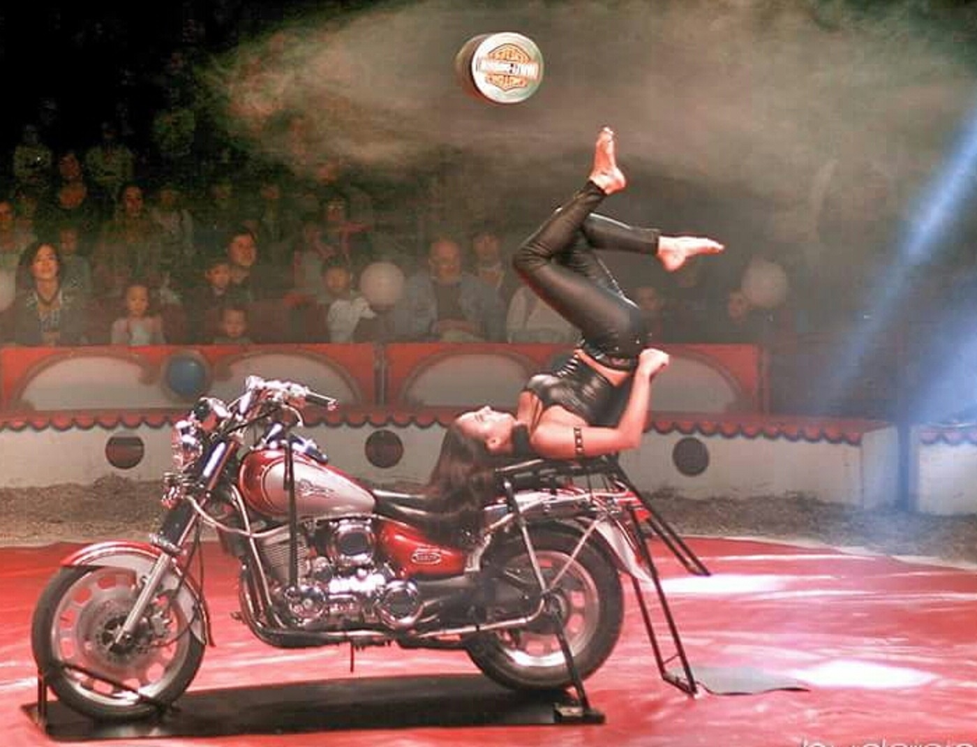 Au programme du spectacle figure notamment un numéro d'antipodisme sur une moto.