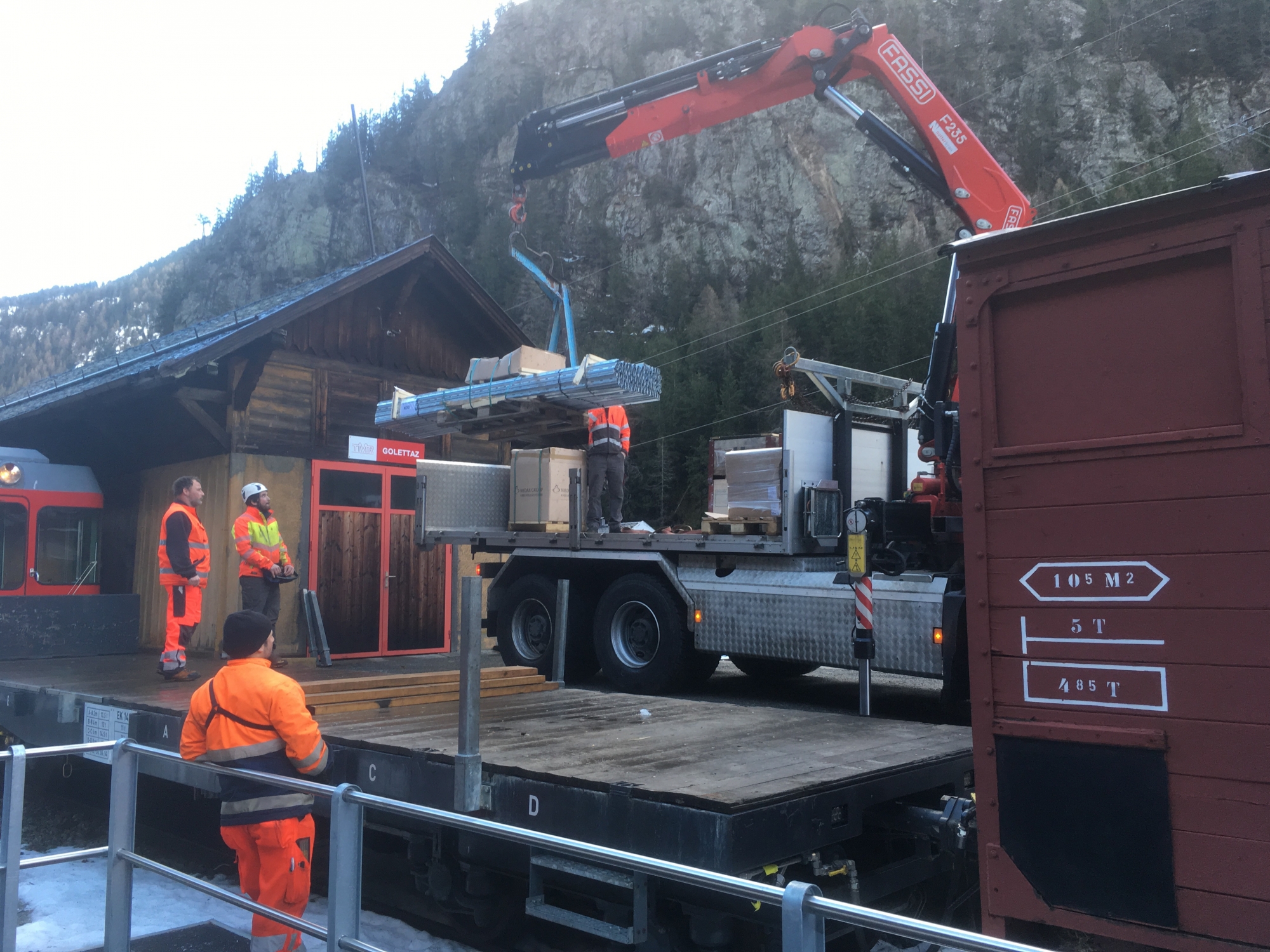 Toute la logistique du chantier Nant de Drance a été repensée suite à l'éboulement. Certains matériaux sont acheminés par le rail, les plus lourds par la route depuis la France. 