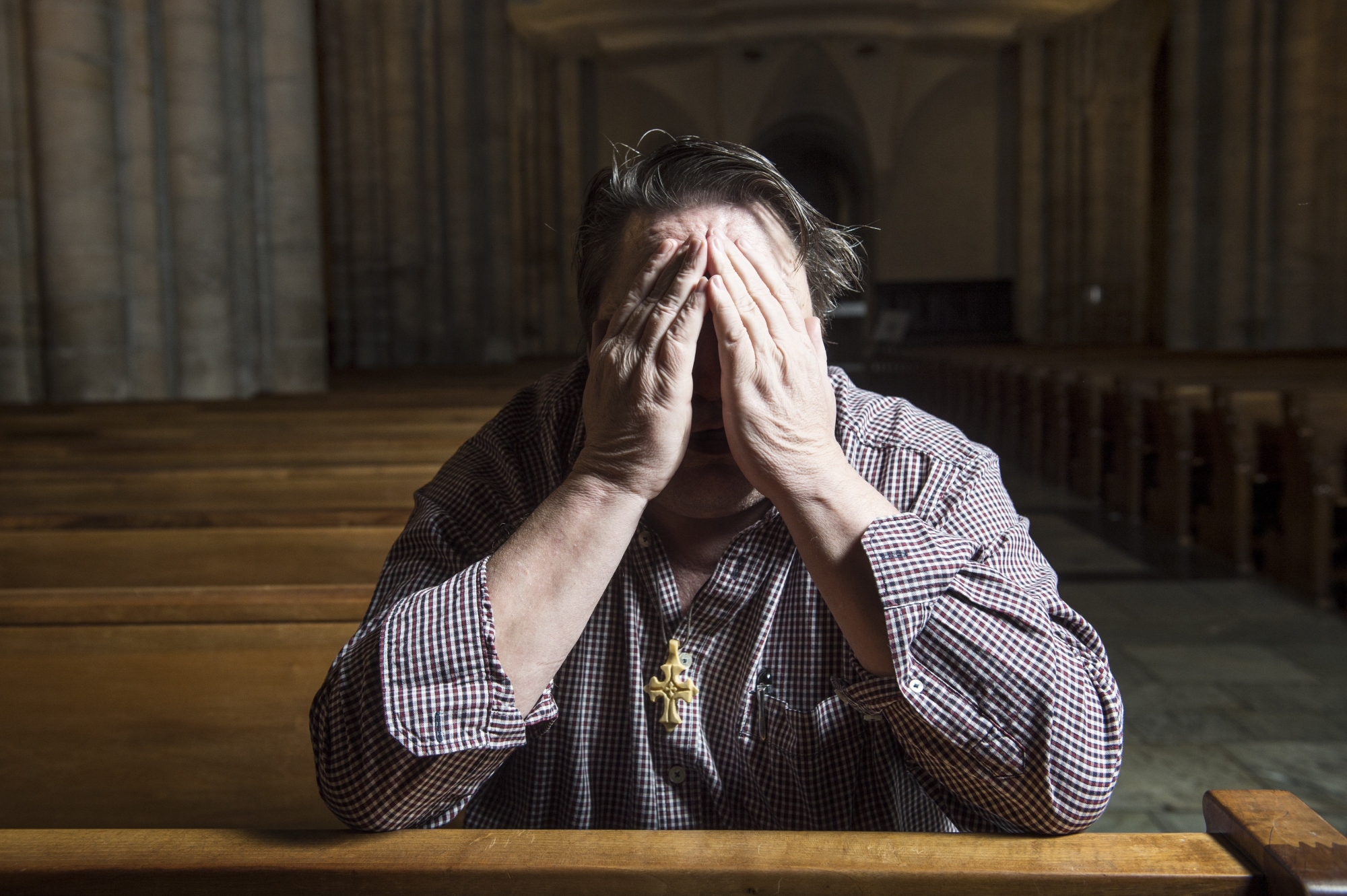 Dans l’église, au moment de poser pour la photo, Jérémie* n’a pu cacher son émotion en pensant aux enfants abusés par des prêtres.  