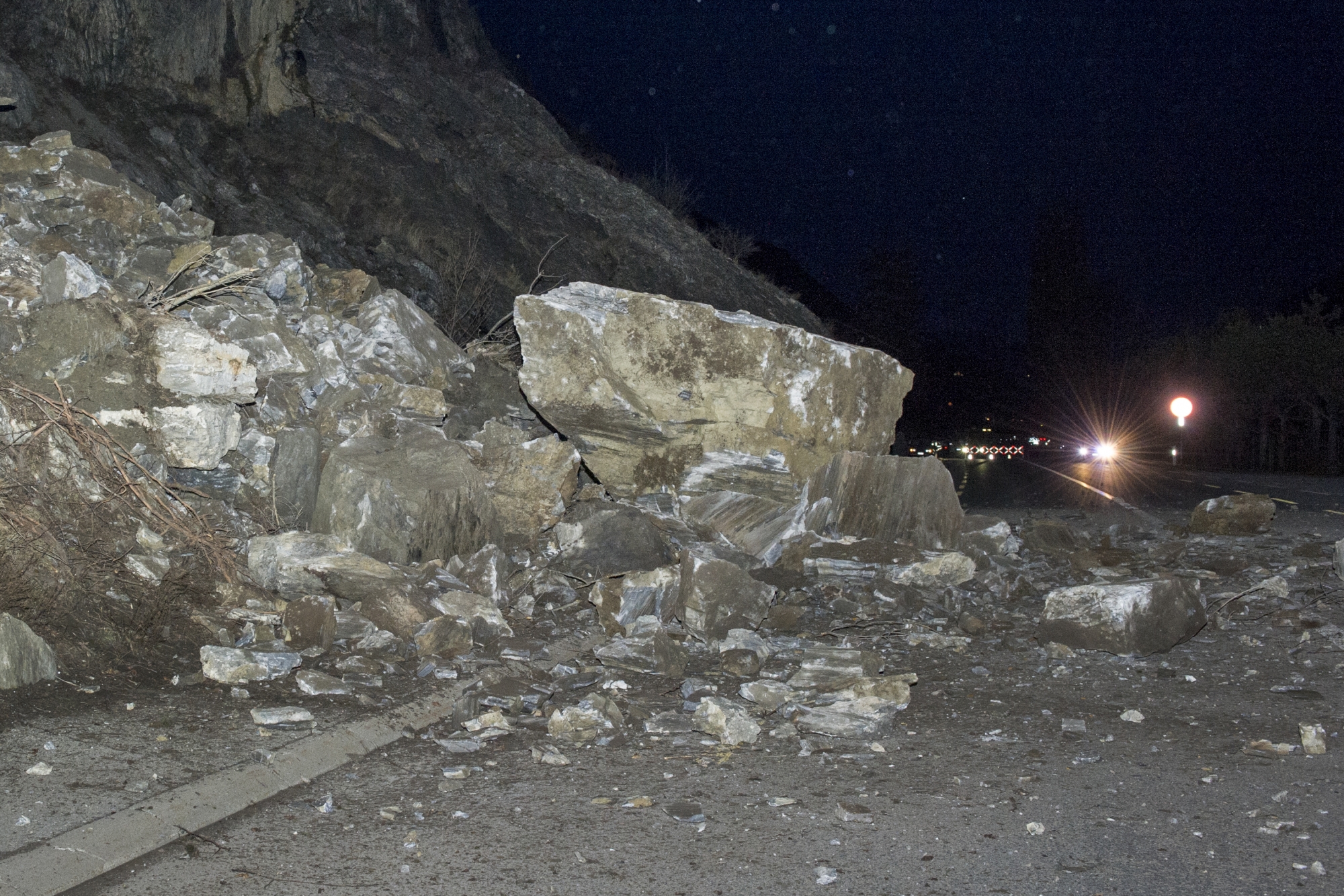 Jeudi soir, un impressionnant bloc de pierre est tombé sur la route entre Sion et Saint-Léonard.