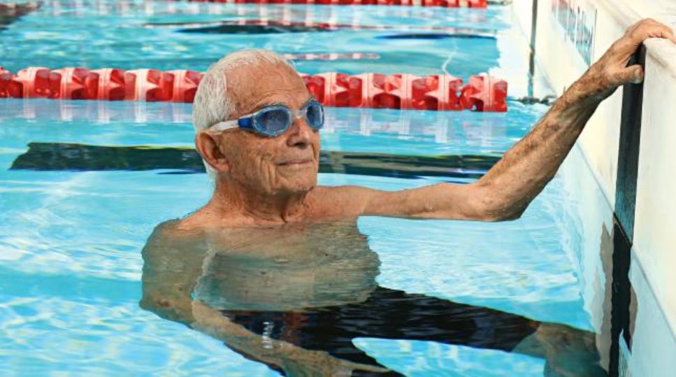 Georges Corones, ancien docteur, passionné depuis son plus âge par la natation à qui il attribue le secret de sa longétivité, n'a repris la compétition qu'à l'âge de 80 ans.