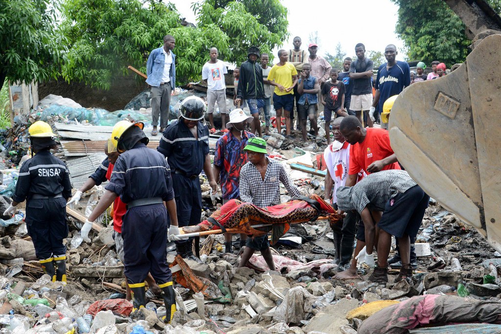 Un décharge publique de 15 mètre s'est effondrée faisant au moins 17 morts dans un quartier de Maputo, la capitale.