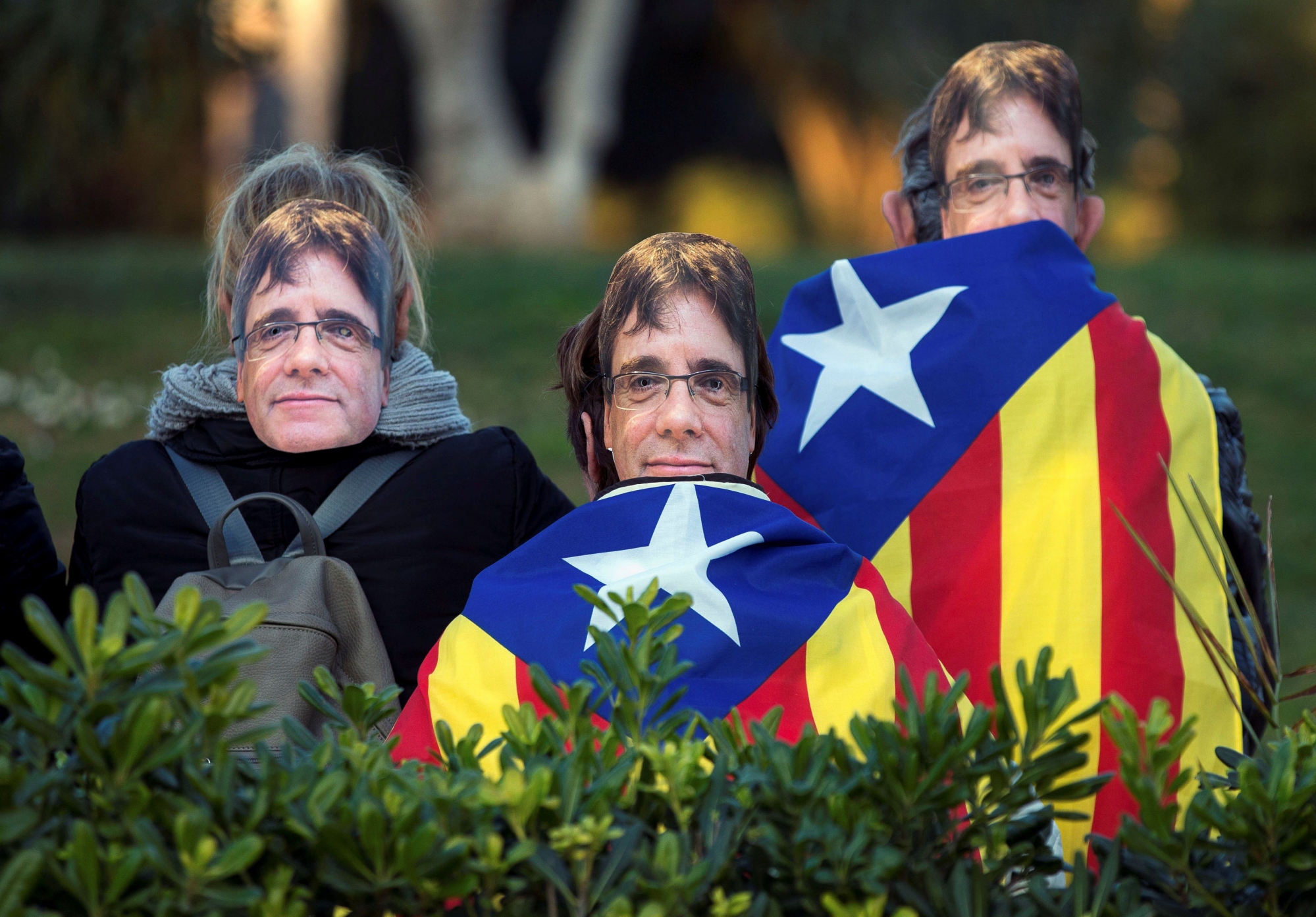 epa06486298 People attend a demonstration in support of former Catalonian President Carles Puigdemont outside the Catalan Parliament in Barcelona, Spain, 30 January 2018. The investiture of the regional President was postponed earlier today in order to give time for the Constitutional Court to study Catalonia's fugitive former President Carles Puigdemont's request to be elected President abroad. Last 27 January 2018, the Constitutional Court announced that Carles Puigdemont must return to Spain if he wants to be elected in the investiture debate.The Court also recalled that Puigdemont would need a judicial permission, despite his presence at the Chamber, as there is still a warrant order in force. EFE/Enric Fontcuberta  EPA/Enric Fontcuberta SPAIN CATALONIA