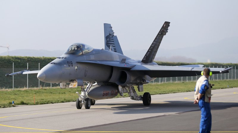Les avions de combat de type F/A-18 Hornet des Forces aériennes suisses ont été soumis à un contrôle suite à la découverte de fissures sur une charnière.