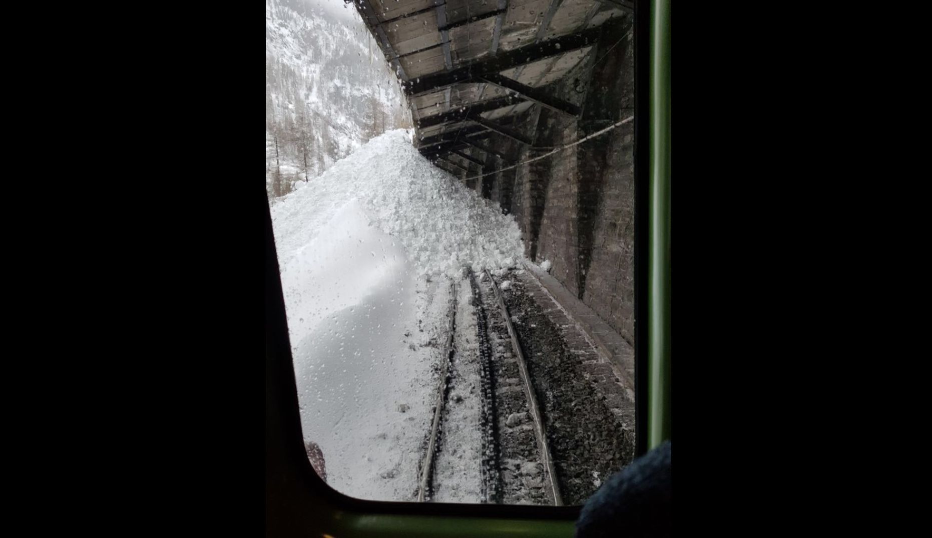 La voie entre Täsch et Zermatt a été recouverte par plusieurs mètres de neige jeudi après-midi.