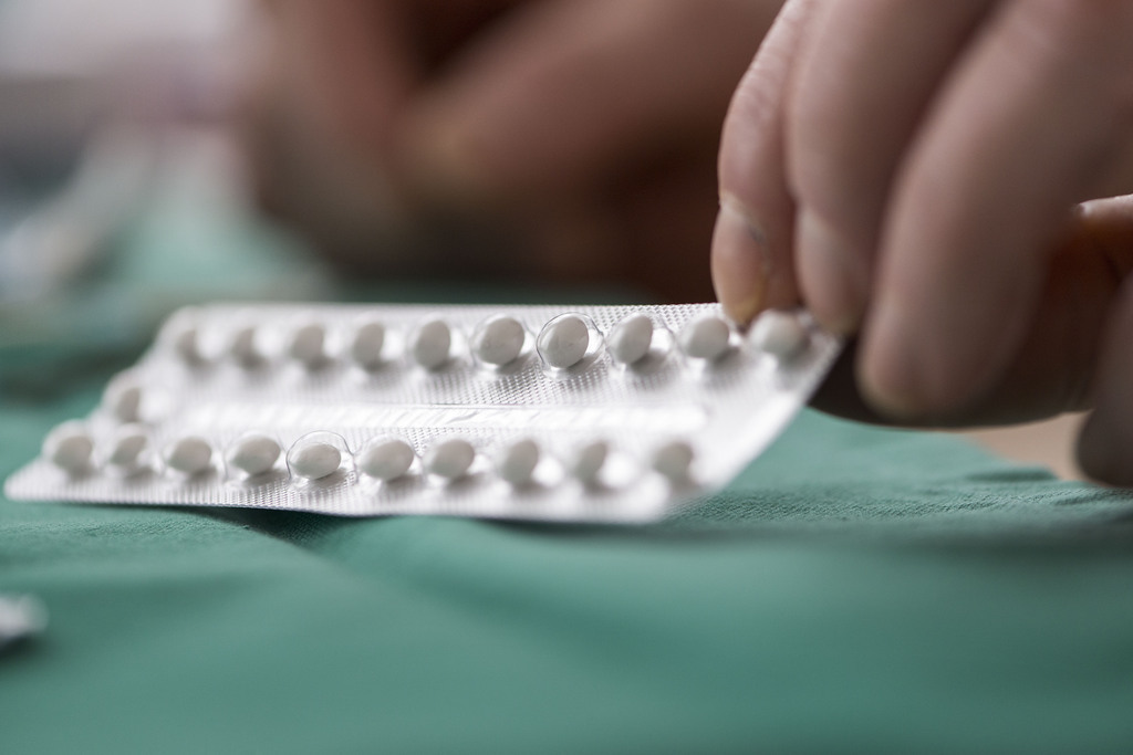 Le médicament testé se prend quotidiennement en une seule prise, et son action dure 24 heures, comme la pilule contraceptive pour femme. (illustration)