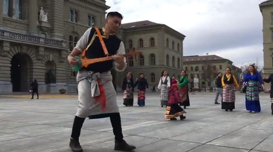 Des membres de la communauté tibétaine en Suisse ont dansé vendredi matin devant le Palais fédéral.