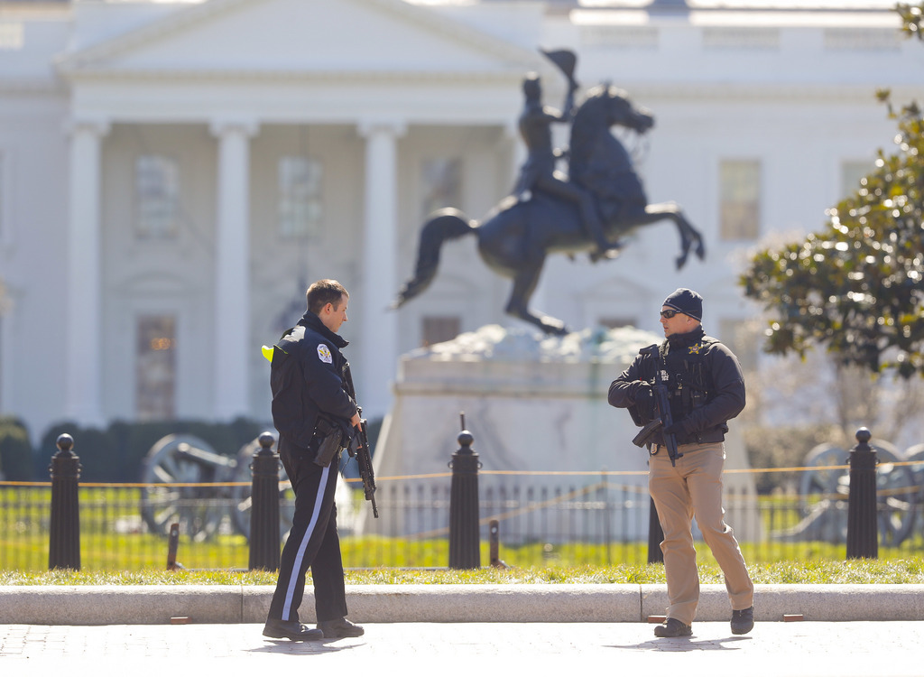 La sécurité a été renforcée autour de la Maison Blanche après les coups de feu.