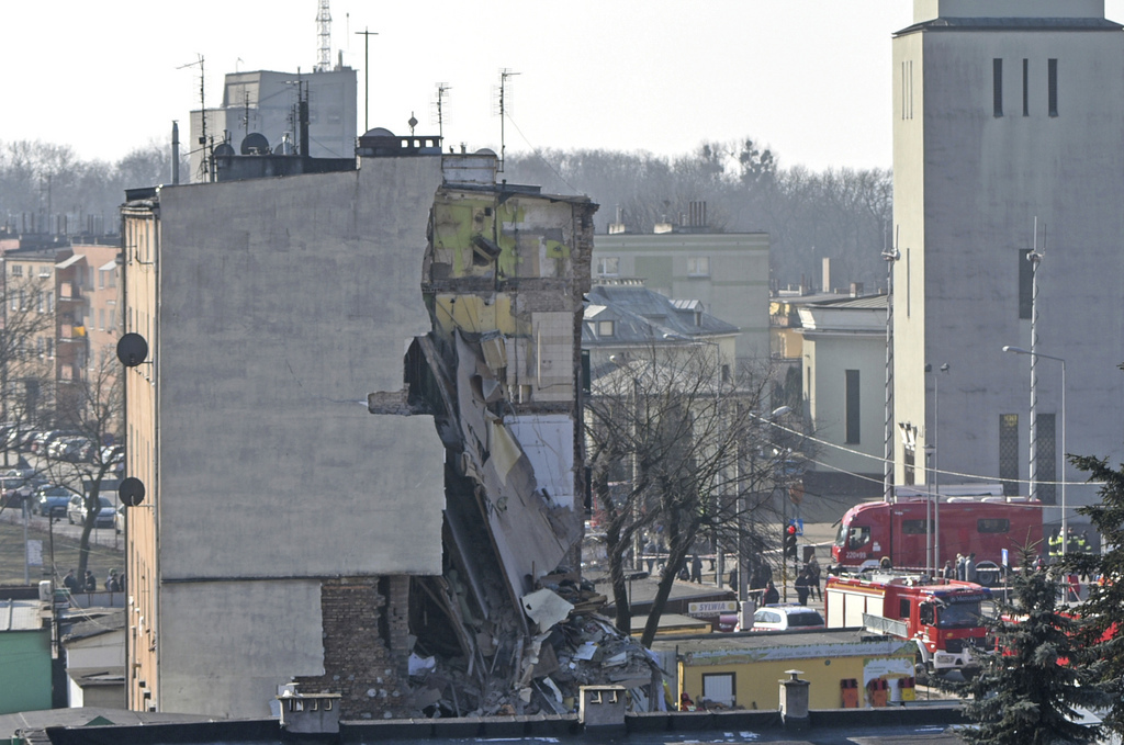 L'immeuble de trois étages se serait effondré suite à une explosion de gaz.