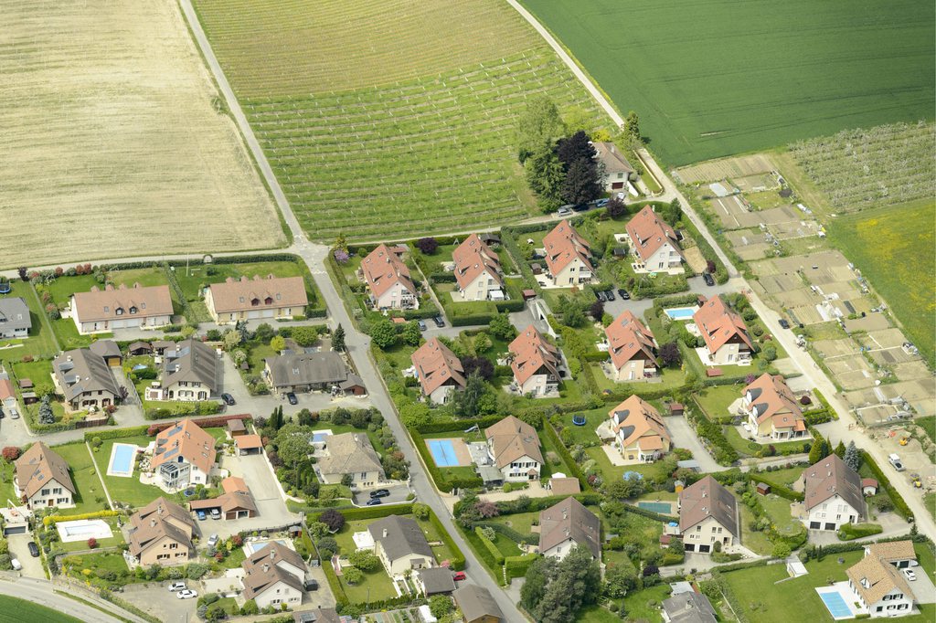 Vue aérienne d'un quartier d'habitation, au bord des champs du village d'Etoy dans le canton de Vaud, photographié en mai 2013.