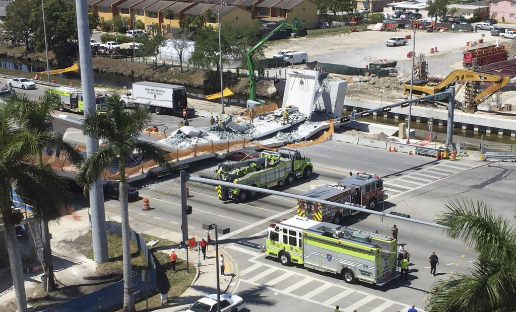 Un pont piétonnier donnant accès à l'université internationale de Floride (FIU) s'est effondré jeudi à Miami sur une autoroute à six voies. 