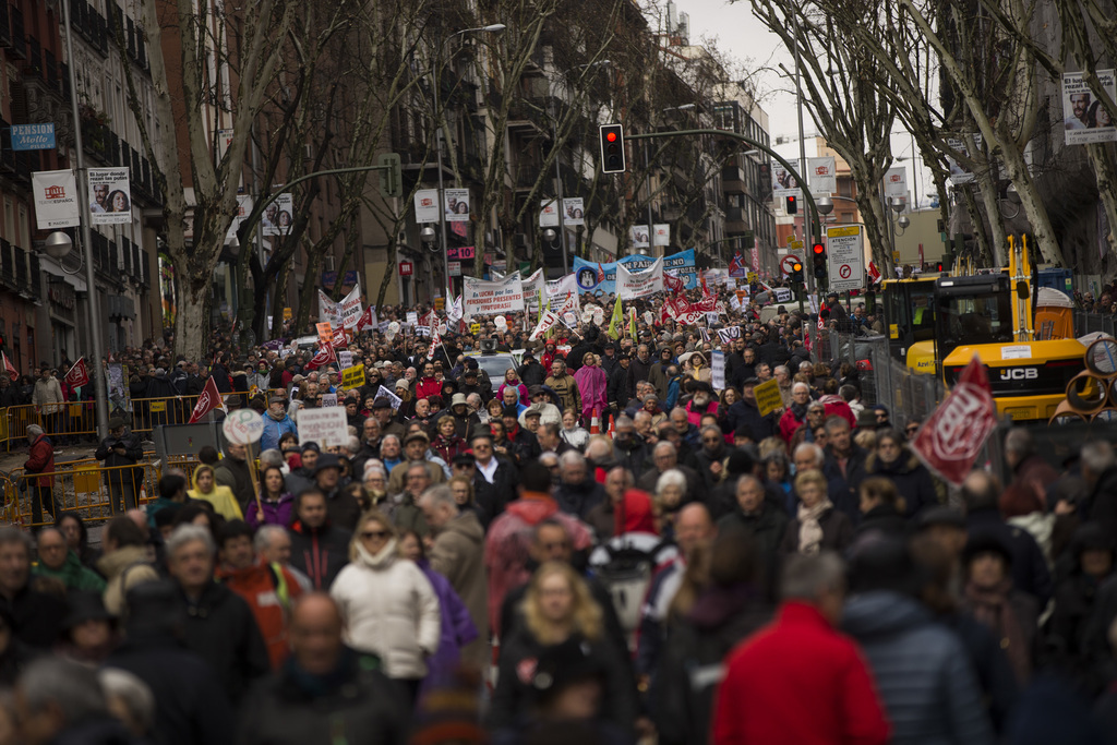 Ils étaient des dizaines de milliers samedi dans les rues de Madrid pour défendre leurs retraites.