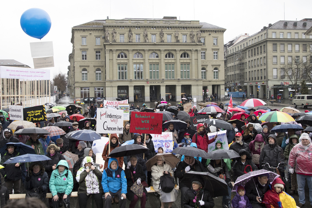 Quelque 300 manifestants ont réclamé samedi sur la Place fédérale à Berne l'égalité pour les handicapés.