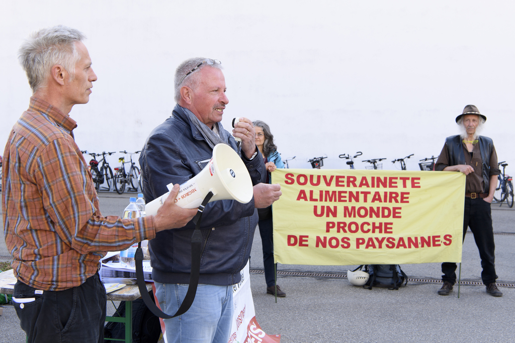 Une poignée de militants du syndicat agricole minoritaire ont mené une action devant les locaux de l'OFAG mardi à Berne.