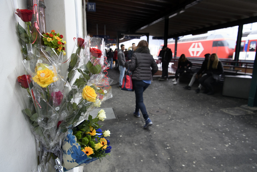 Des fleurs sur le quai de la gare de Martigny où l'apprenti camerounais établi à Martigny a trouvé la mort vendredi.