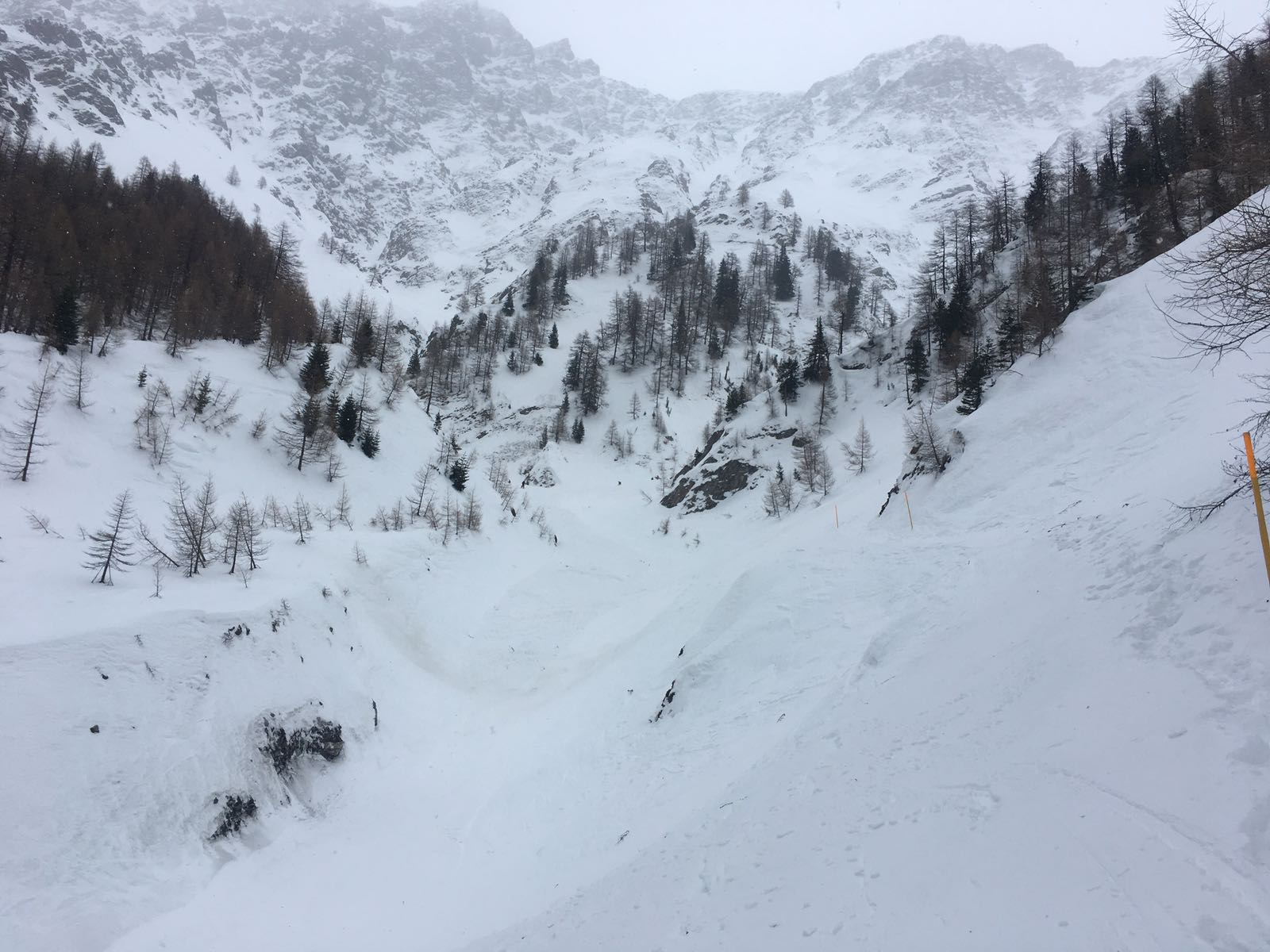 L'avalanche est de grande ampleur: 800 m de long sur 100 m de large à la cassure.