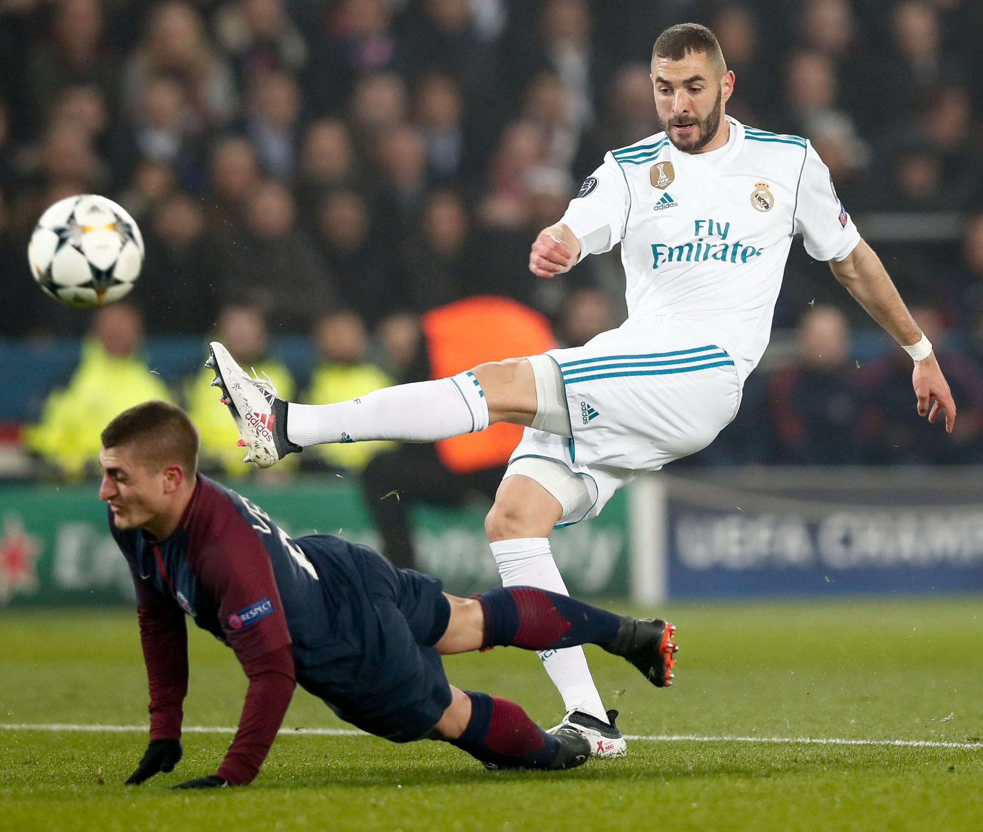 epa06585485 Real Madrid's Karim Benzema (R) in action against Paris Saint Germain's Marco Verratti during the UEFA Champions League round of 16, second leg soccer match between Paris Saint-Germain (PSG) and Real Madrid at the Parc des Princes Stadium in Paris, France, 06 March 2018.  EPA/IAN LANGSDON FRANCE SOCCER UEFA CHAMPIONS LEAGUE