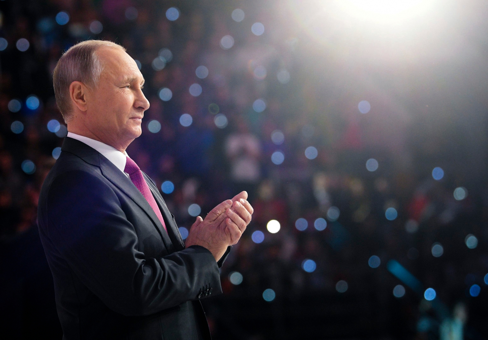 ARCHIVBILD --- ZU DEN PRAESIDENTSCHAFTSWAHLEN IN RUSSLAND AM SONNTAG, 18. MAERZ 2018, STELLEN WIR IHNEN FOLGENDES BILDMATERIAL ZUR VERFUEGUNG --- Russian President Vladimir Putin attends the annual Volunteer of Russia 2017 award ceremony at the Megasport Sport Palace in Moscow, Russia, Wednesday, Dec. 6, 2017. Putin has moved an inch closer to announcing his intention to seek re-election in the next March's vote, saying he would weigh the move based on public support.(Alexei Druzhinin, Sputnik, Kremlin Pool Photo via AP) RUSSLAND WAHLEN PRAESIDENT