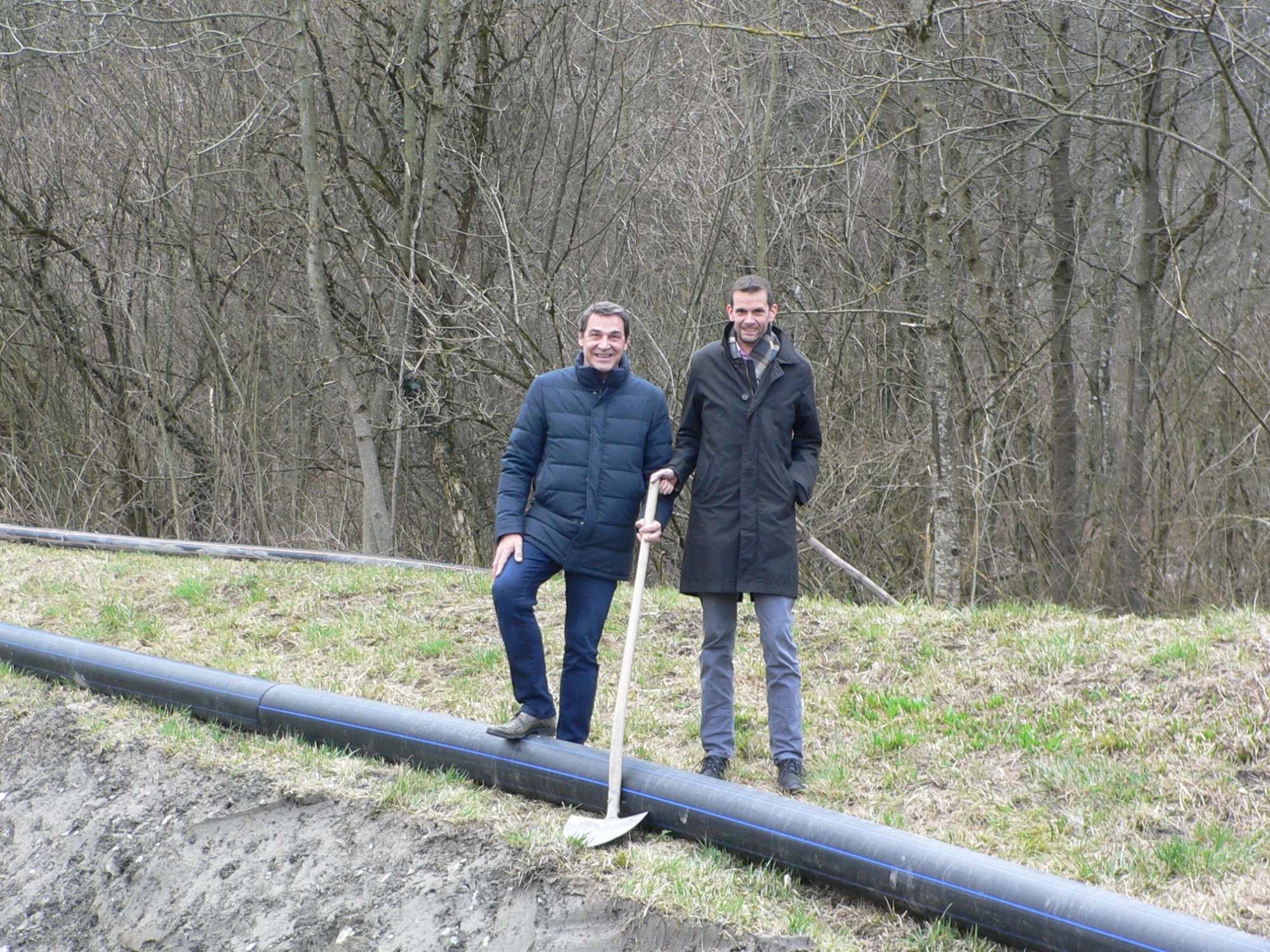 Etienne Roy, vice-président d%u2019Avançon Energie (à gauche) et Laurent Lattion, président, lors du début des travaux du turbinage de l'Avançon