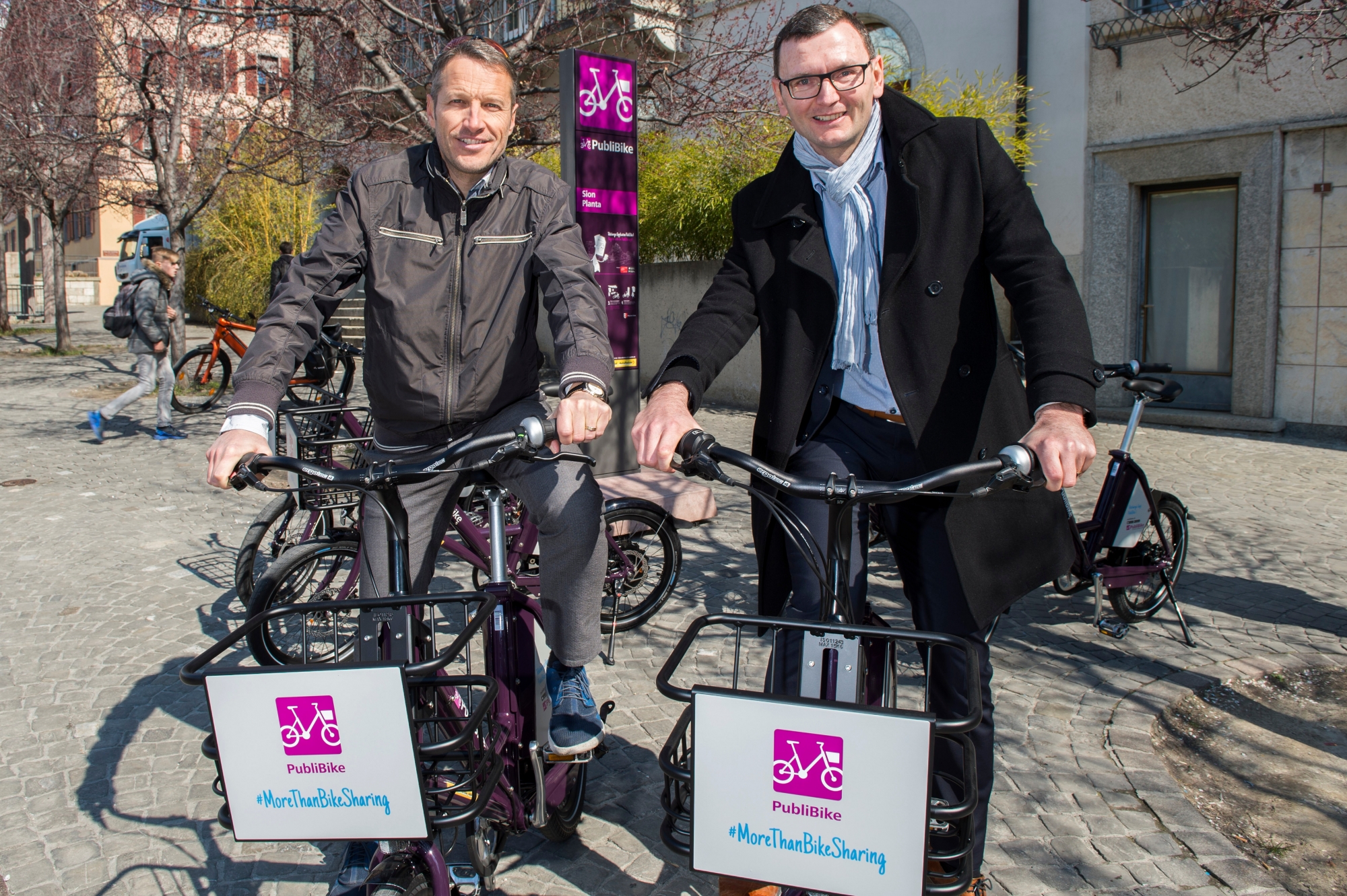 Sion, le 21 mars 2018



Publibike propose dans différents endroit la location de vélo et vélo électrique.

Christophe Clivaz (à gauche) et Bruno Rohner, directeur de Publibike



Sacha Bittel/Le Nouvelliste