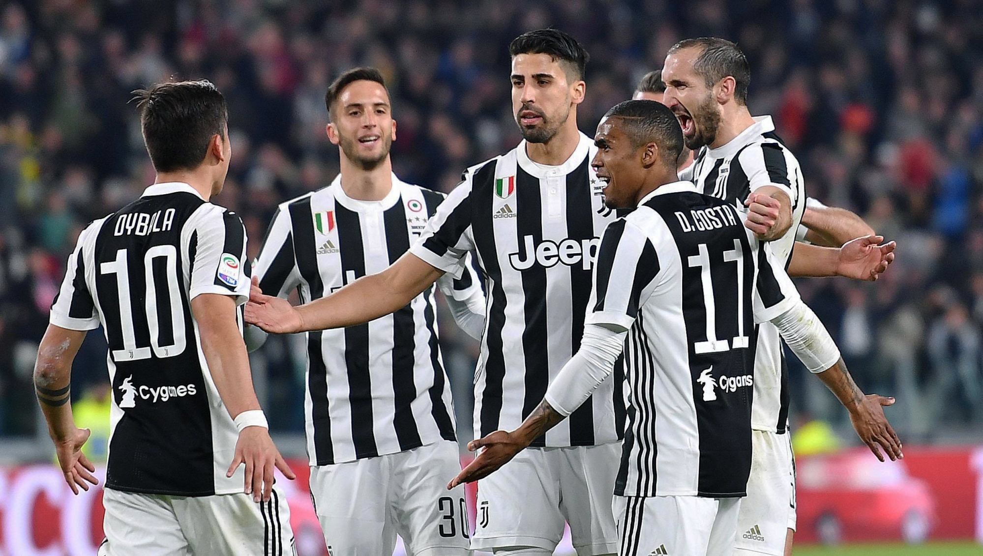 epa06639634 Juventus Sami Khedira (C) celebrates with teammates after scoring the 3-1 goal during the Italian Serie A soccer match Juventus FC vs AC Milan at Allianz Stadium in Turin, Italy, 31 March 2018.  EPA/ALESSANDRO DI MARCO ITALY SOCCER SERIE A