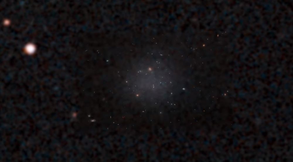 La galaxie en question, baptisée NGC 1052-DF2, ou plus simplement DF2, se trouve à 65 millions d'années-lumière de la Terre.