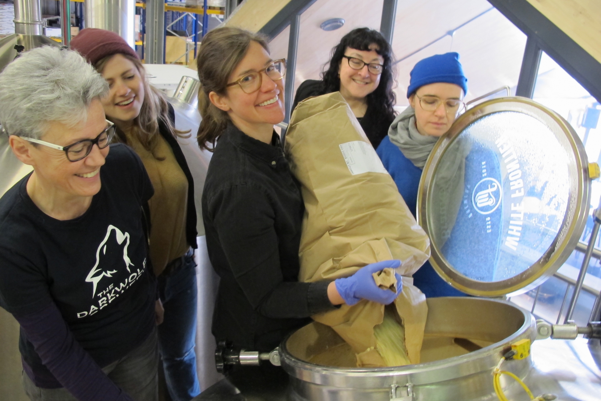 Au centre, Katie Pietsch responsable cave à WhiteFrontier supervise le brassage commun fait par une dizaine de femmes suisses actives dans le domaine. 