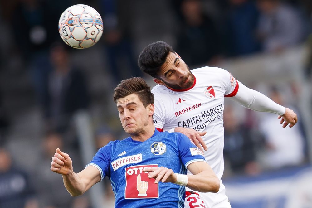 Eray Cümart s'impose dans son duel aérien face à Tomi Juric lors du match entre le FC Sion et le FC Lucerne. 