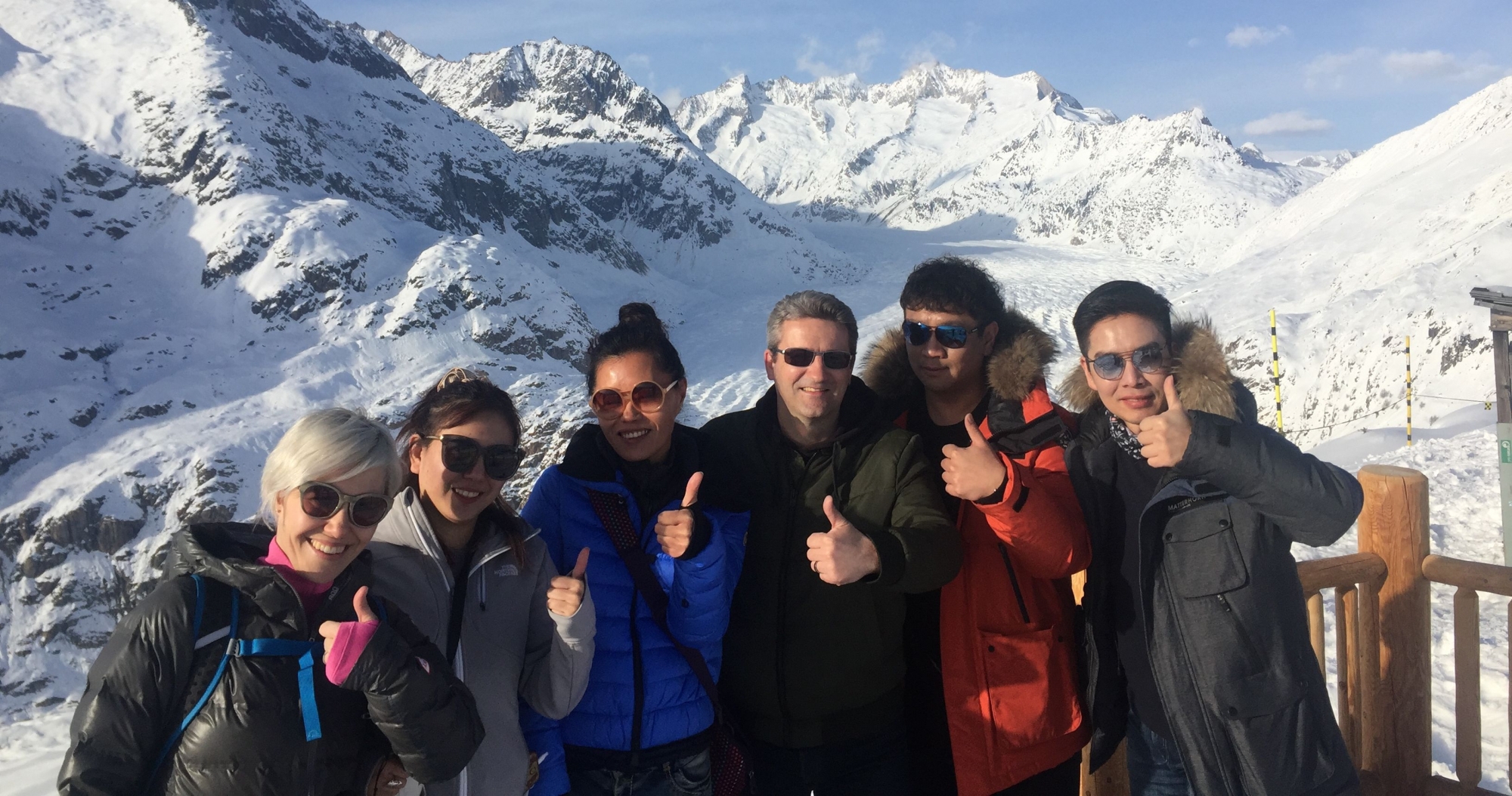 L’équipe de Matterhorn Region SA devant le Glacier d’Aletsch.