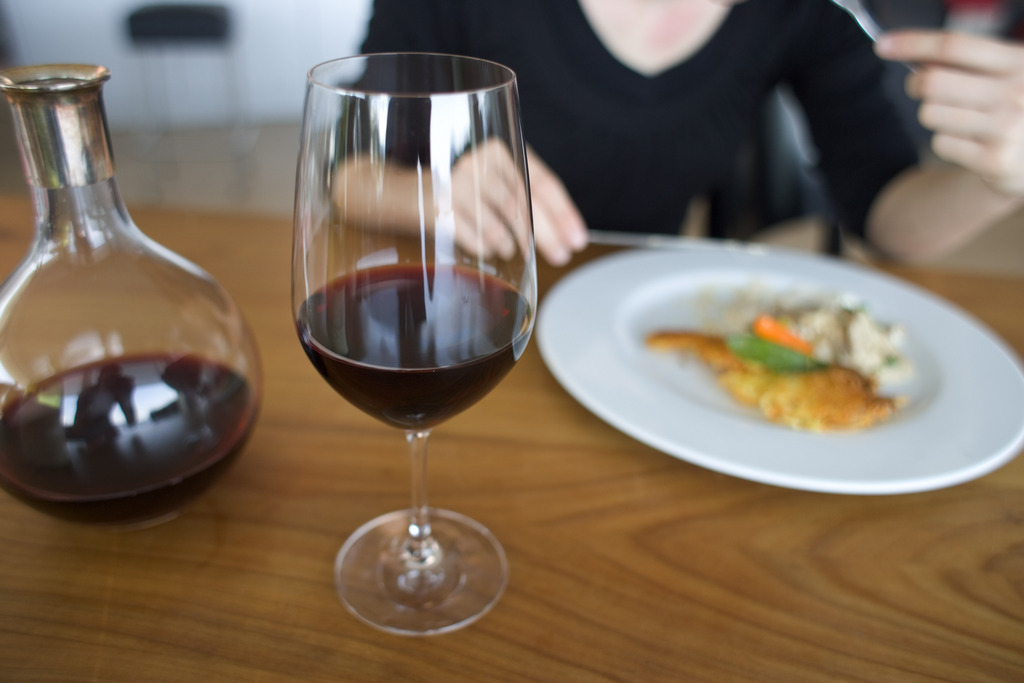 La consommation de vins rouges suisses a reculé de 5,5%, tandis que celle des rouges étrangers a diminué de 1,6%. (illustration)