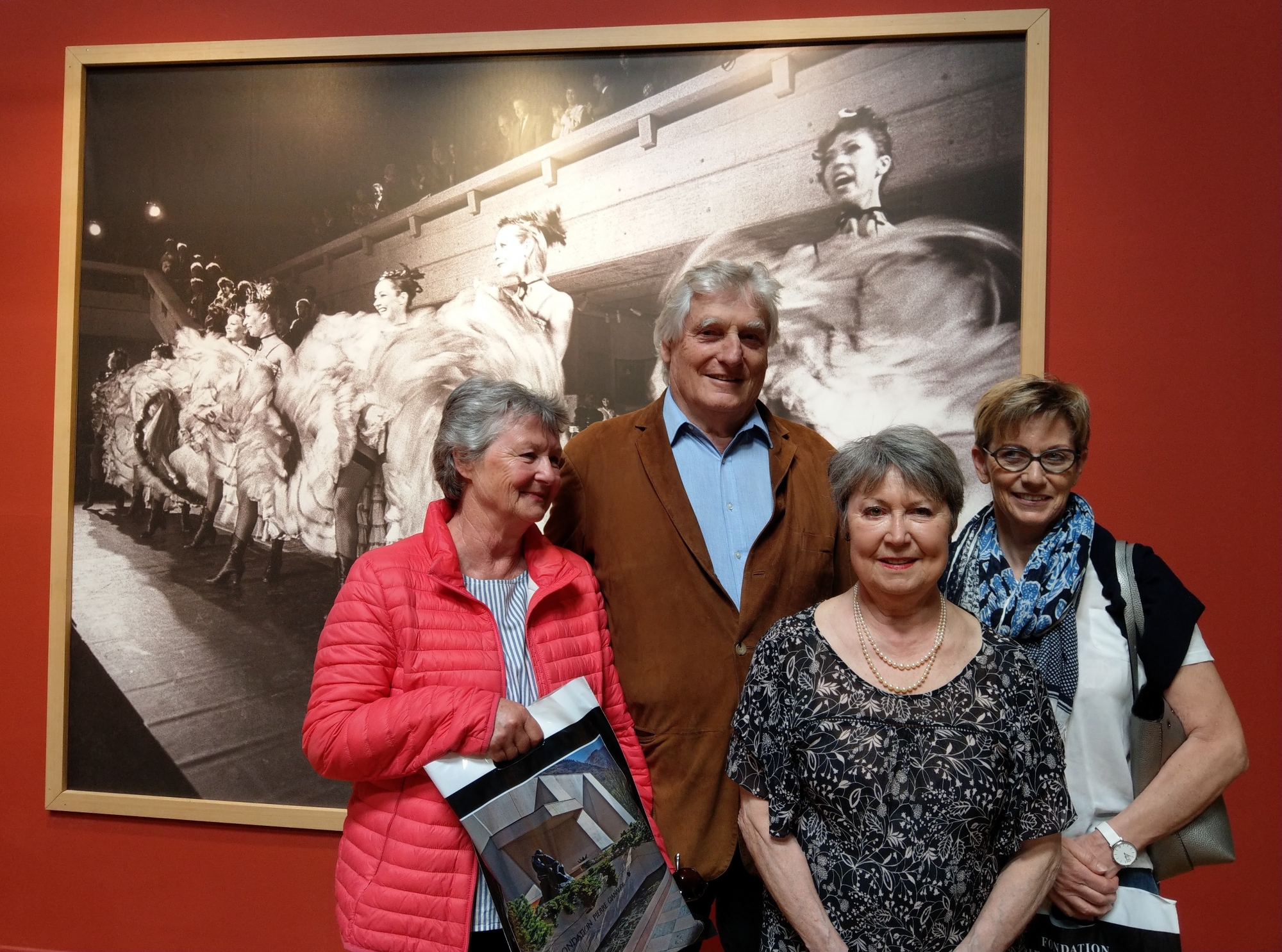 La barre des 50'000 visiteurs de l'exposition Toulouse-Lautrec a été atteinte grâce à Eve Jost (à gauche) et Romy Roch (à droite), ici en compagnie de Léonard Gianadda et de Antoinette de Wolff.
