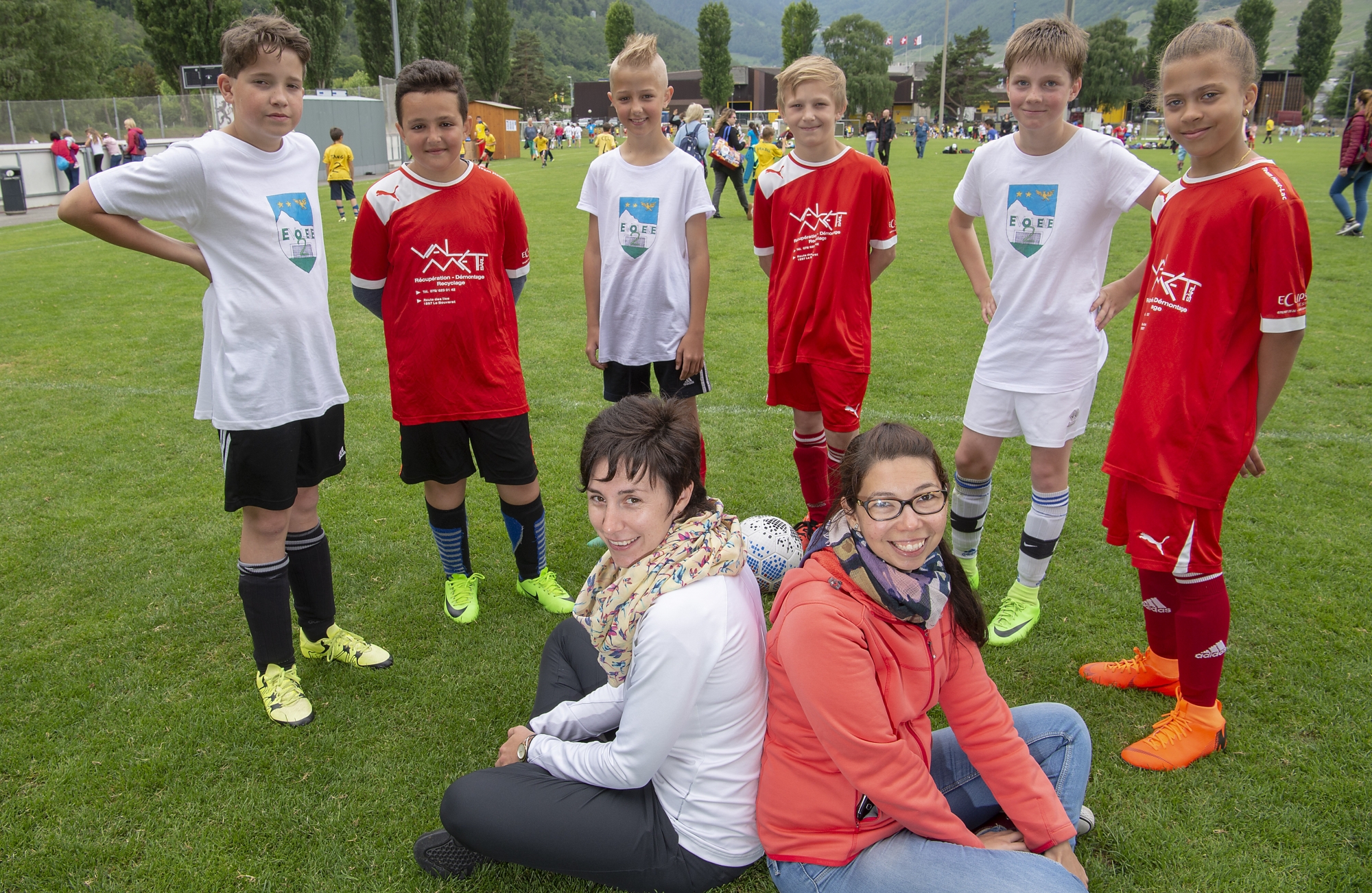 Flossie Fauchère d'Evolène et Aline Lemasson de Saint-Gingolph ont accompagné leurs élèves durant le tournoi scolaire qui se déroulait à Martigny.