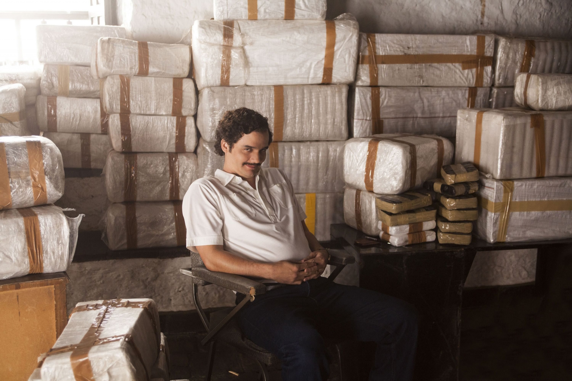 This undated production photo provided by Netflix, shows actor Wagner Moura as Pablo Escobar, in the Netflix Original Series "Narcos." The biopic promises to be an authentic portrayal of Escobar, so itís only natural that Brazilian director and executive producer Jose Padilha chose to film the 10-episode series in Medellin, the murder capital of the world during the drug kingpinís heyday in the 1980s. (Daniel Daza/Netflix via AP) KOLUMBIEN FILM "NARCOS"
