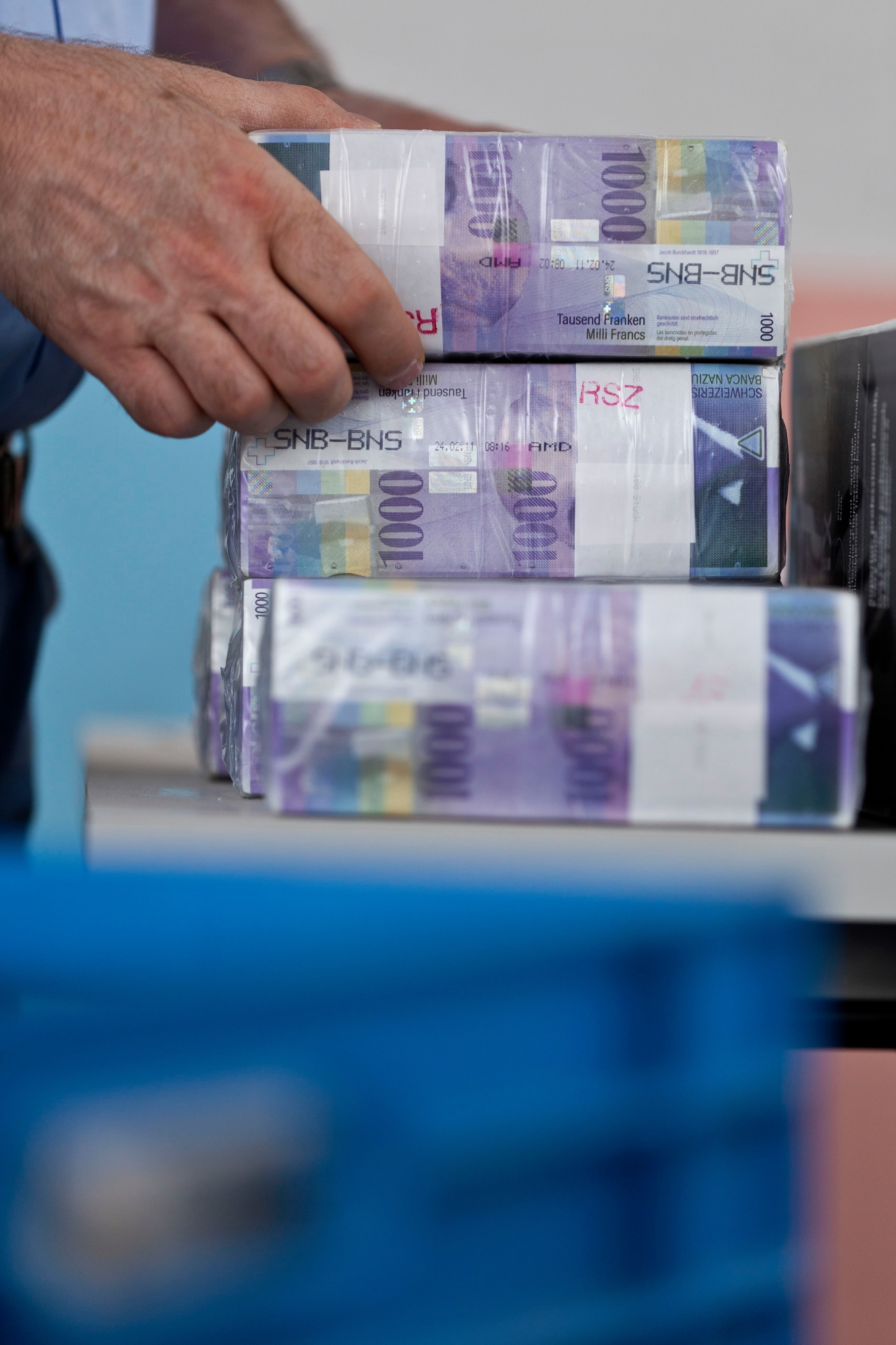 Bundles of bank notes at the Canton Bank of Zurich ZKB in Zurich, Switzerland, pictured on August 8, 2011. (KEYSTONE/Martin Ruetschi) 

Banknoten in der Zuercher Kantonalbank in Zuerich, aufgenommen am 8. August 2011. (KEYSTONE/Martin Ruetschi) SCHWEIZ GELD