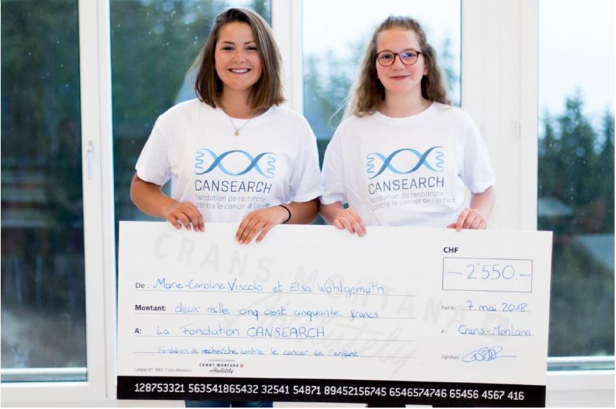 Marie-Caroline Viscolo (gauche) et Elsa Wohlgemuth (droite) avec le chèque de 2 550 francs en faveur de la fondation CANSEARCH.