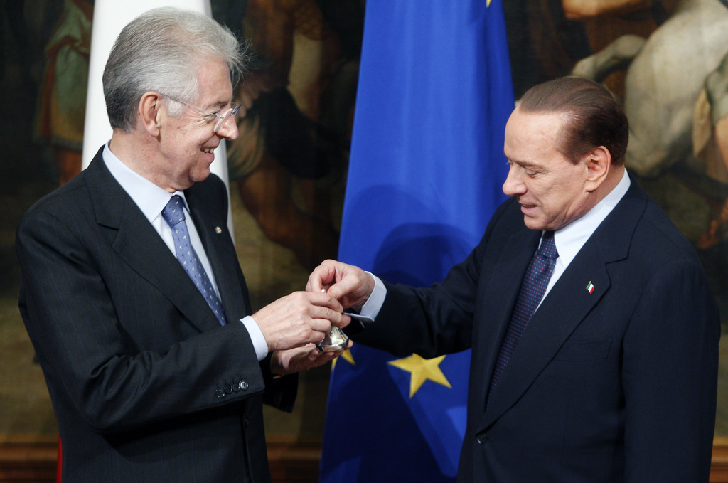 Le président du Conseil italien Marion Monti et son prédécesseur Silvio Berlusconi, lors de la passation de pouvoirs précédente. 