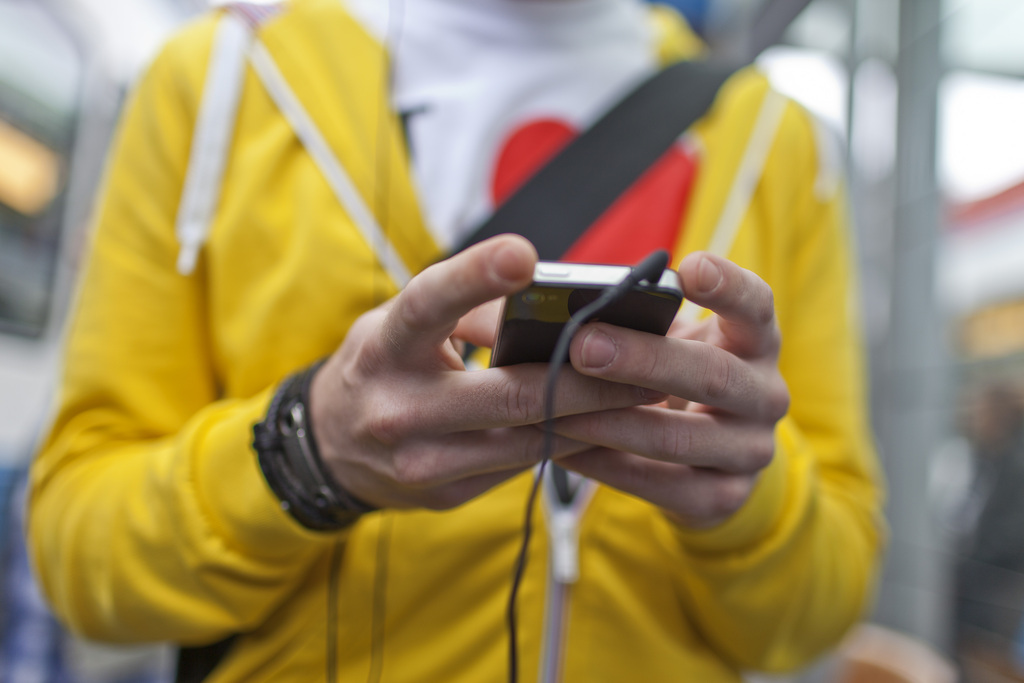 A man uses his iphone at the Enge train station in Zurich, Switzerland, pictured on July 3, 2012. (KEYSTONE/Gaetan Bally)

Ein Mann bedient sein iphone vor der Bahnhof Enge in Zuerich, aufgenommen am 3. Juli 2012. (KEYSTONE/Gaetan Bally)